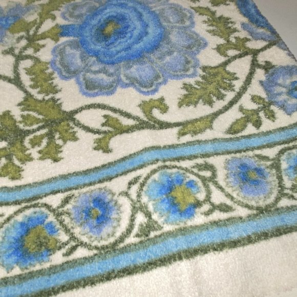 Vintage 1980s Cream Blue Green Floral Towel by Caldwell 40 x 24 in - Picture 4 of 9